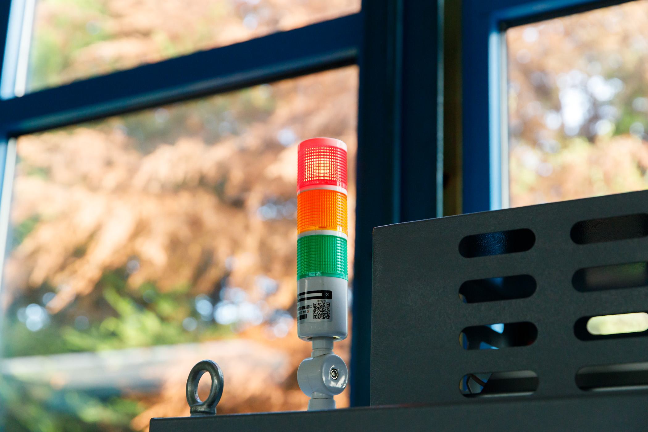 Signal lamp on a machine in the production hall