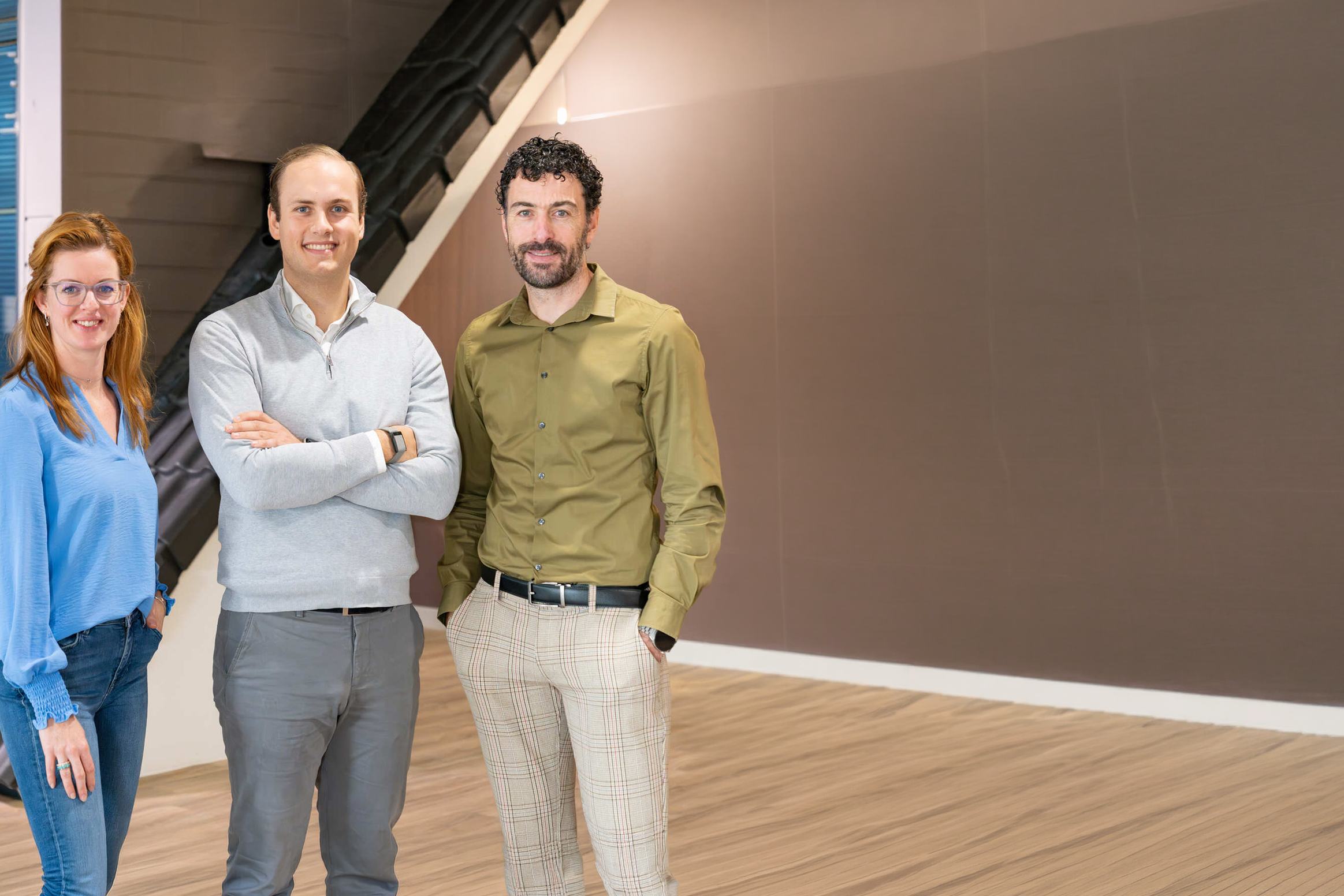 Three people from Ploeg Kozijnen and Summix in the showroom of Ploeg Kozijnen