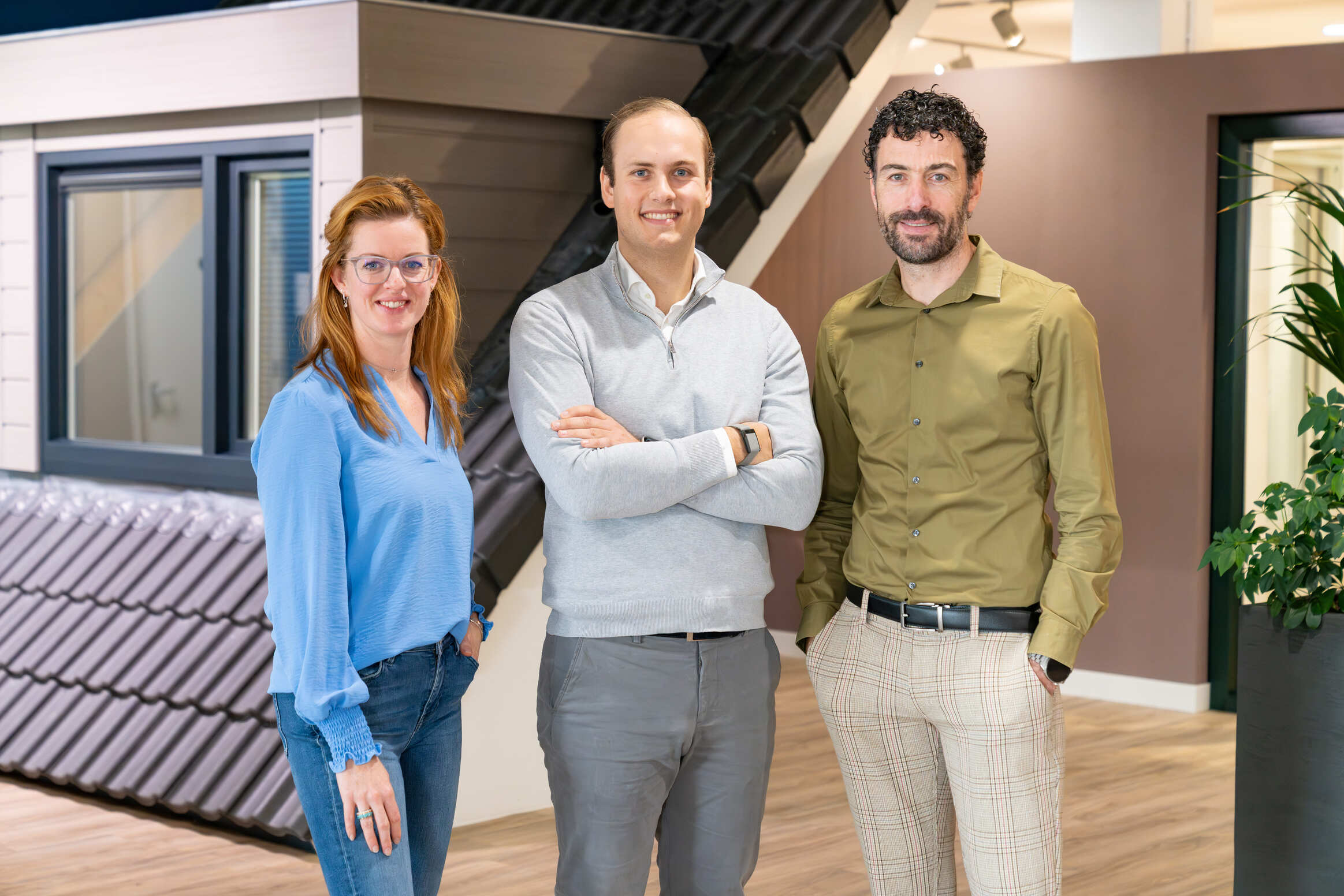 Drie mensen van Ploeg Kozijnen en Summix in de showroom van Ploeg Kozijnen